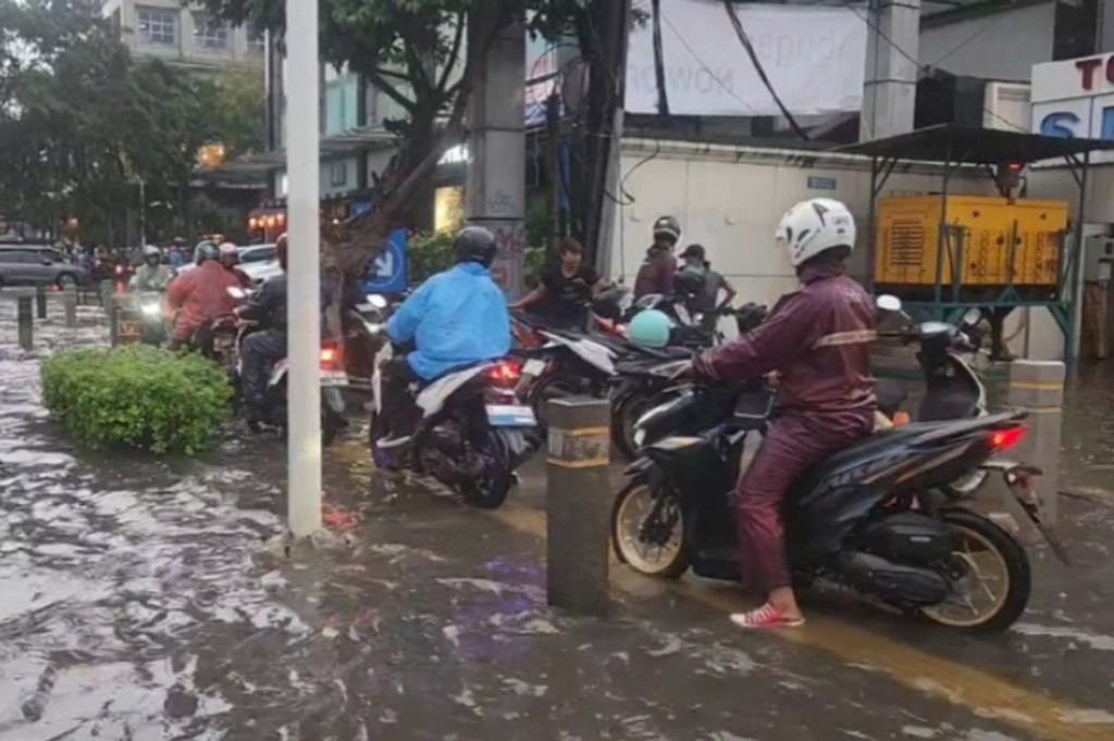 Beginilah kondisi ruas Jalan Kemang Raya, Jakarta Selatan, sesaat diguyur hujan deras Rabu, 3 Juli 2024 sore.