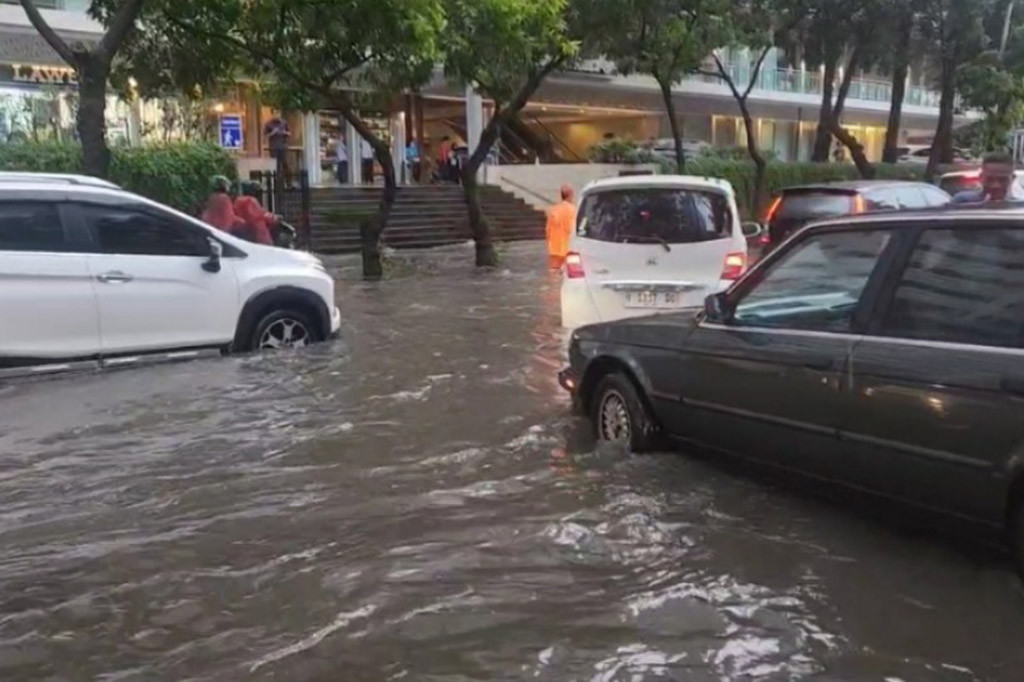 Ketinggian air yang merendam badan jalan mencapai 60 cm hingga membuat arus lalu lintas kendaraan terganggu.