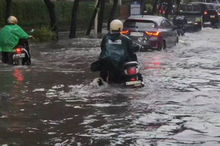 Hujan deras yang mengguyur Kota Jakarta membuat sejumlah ruas jalan tergenang, salah satunya Jalan Kemang Raya, Jakarta Selatan. Ketinggian air yang mencapai paha orang dewasa membuat arus lalu lintas terganggu.