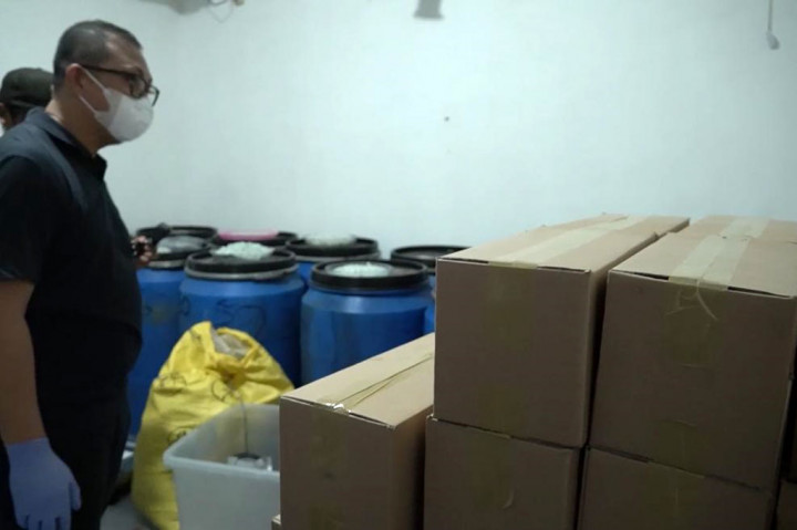 Direktorat Tindak Pidana Narkoba Bareskrim Polri dan Polda Jawa Timur bersama Dit.Interdiksi Narkotika DJBC dan jajaran, Selasa, 2 Juli 2024, berhasil mengungkap produksi dan peredaran tembakau dengan kandungan sintetik kannabinoid jenis MDMB-4en-PINACA terbesar sejauh ini atau yang dikenal luas dengan nama sinte, K2, spice, snax, atau gorilla.