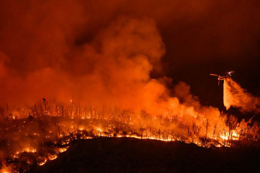 Musim kemarau dan gelombang panas membuat semak semakin cepat kering dan membuat kebakaran cepat meluas. Helikopter pemadam dikerahkan untuk memadamkan api.