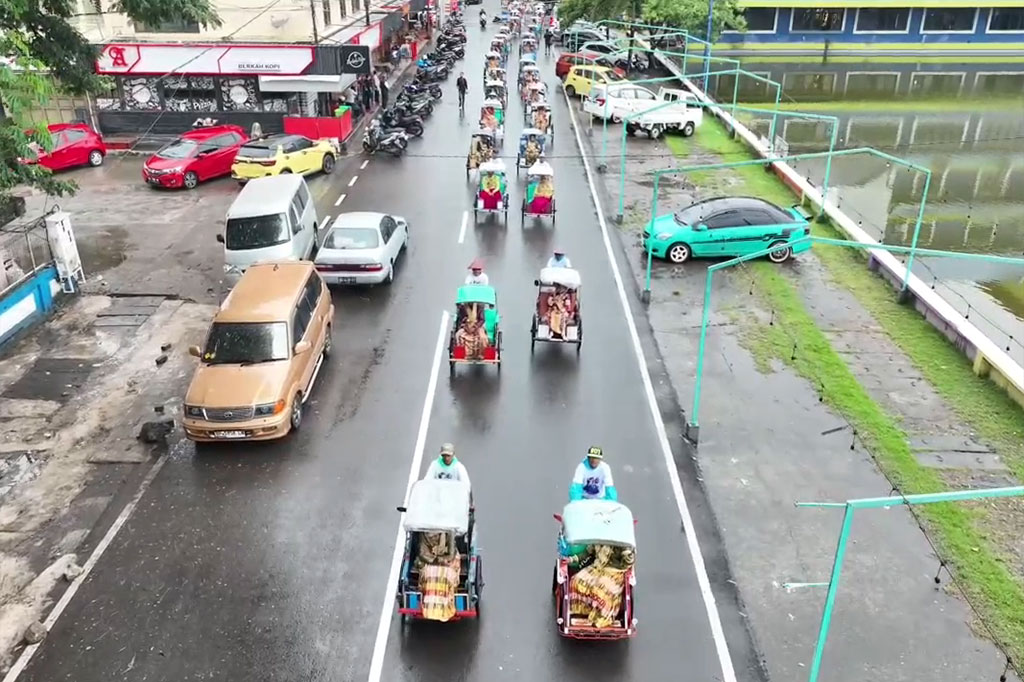 Ada yang unik pada nikah massal gratis tahun ini, di mana 45 pasangan pengantin diarak menggunakan becak berkeliling Kota Maros menuju mall pelayanan publik.