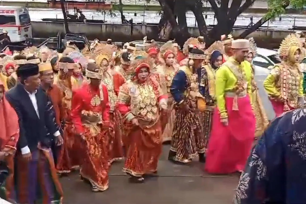 Nikah gratis ini dihadiri oleh seluruh keluarga pasangan pengantin. Tidak hanya itu Bupati Maros Chaidir Syam turut menjadi saksi nikah pada kesempatan tersebut.