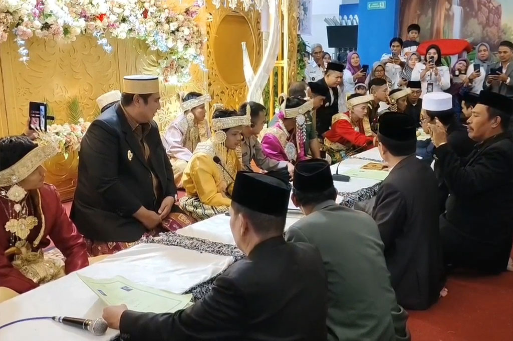 Pemerintah Kabupaten Maros, Sulawesi Selatan menggelar nikah massal gratis. Kegiatan ini dilaksanakan kali kedua dengan tujuan untuk membantu masyarakat menengah ke bawah.