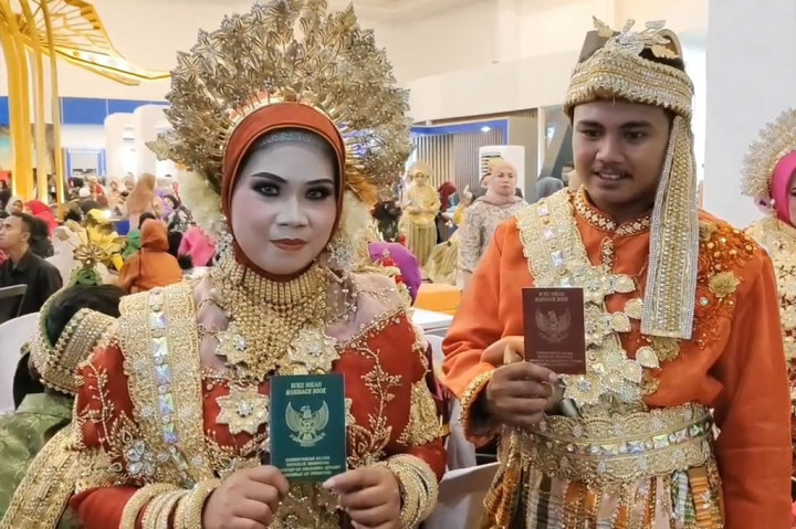 Pasangan yang mengikuti nikah massal ini langsung mendapatkan administrasi pernikahan dari Kemenag secara legal dan syar'i. Selain itu ada fasilitas administrasi kependudukan, pelayanan BPJS Kesehatan dan Ketenagarakerjaan, serta buku nikah.