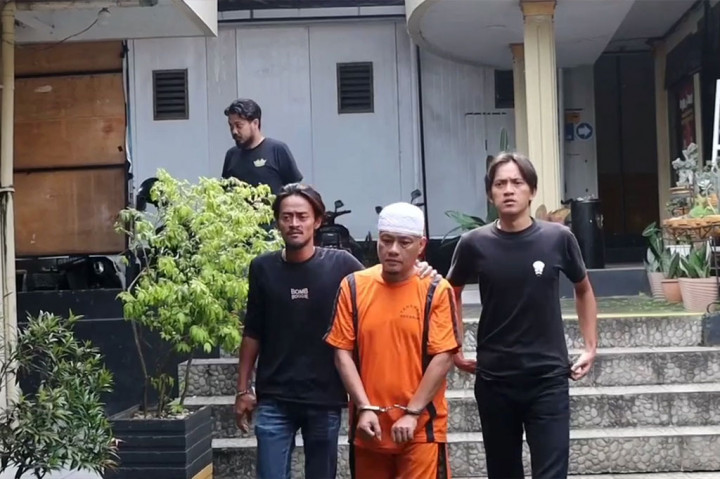 Satreskrim Polres Sukabumi Kota, Jawa Barat berhasil menangkap buronan penganiayaan terhadap seorang perias pengantin, di sebuah kosan di wilayah Citamiang, Kota Sukabumi. Selama hampir tiga bulan pelarian, tersangka berpindah pindah bahkan sempat tinggal di daerah Pandeglang Banten. 