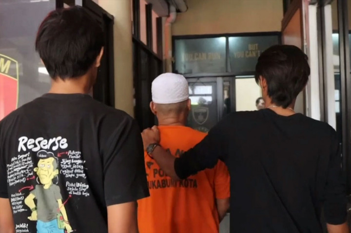 Penganiayaan yang dilakukan oleh tersangka HD, 58, terhadap korban Fikri Firdaus seorang perias pengantin ini terjadi di rumah pelaku di wilayah Cikole, Kota Sukabumi, pada Maret lalu. Korban mengalami luka di bagian kepala hingga berdarah akibat dipukul tersangka menggunakan gelas. 