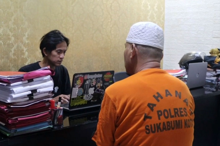 Kedatangan korban ini bermaksud menagih sisa pembayaran resepsi sebesar Rp8 juta lebih, namun bukan uang yang diterima malah pukulan gelas ke bagian kepalanya. Korban sempat dibawa ke rumah sakit akibat luka yang dialaminya. 