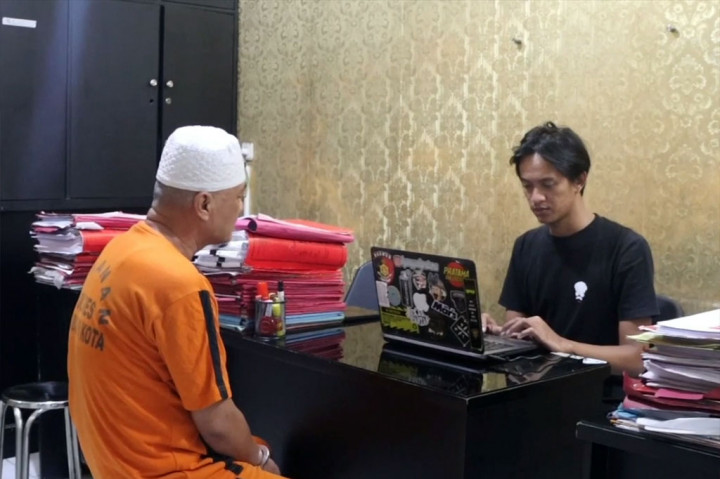 Berkat bantuan masyarakat, akhir pelarian tersangka terhenti pada pertengahan Juni kemarin. polisi berhasil menangkap pelaku bersembunyi di sebuah kosan di wilayah Citamiang, Kota Sukabumi dan langsung digelendang ke mapolres sukabumi kota tanpa perlawanan. 