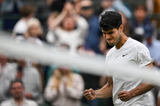 Kandidat juara Carlos Alcaraz, melakukan selebrasi usai melaju ke putaran ketiga Wimbledon pada Kamis, 4 Juli 2024 dini hari WIB.