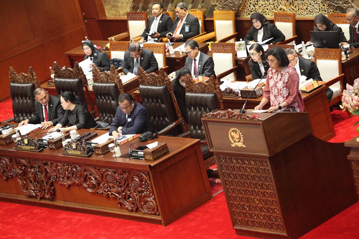 “Dengan demikian kuorum telah tercapai, dan kaki selaku pimpinan dewan membuka rapur DPR RI yang ke-20 masa persidangan ke-5 tahun 2023/2024,” tambahnya.