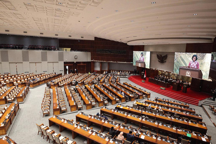 “Menurut catatan dari Sekretariat Jenderal DPR RI, daftar hadir pada permulaan rapat paripurna DPR RI hari ini telah ditandatangani oleh hadir 64 orang dan izin 228 dari 575 anggota DPR RI dan dihadiri oleh anggota dari seluruh fraksi yang ada di DPR RI,” terang Rachmat Gobel, di Gedung DPR RI, Jakarta, Kamis, 4 Juli 2024.