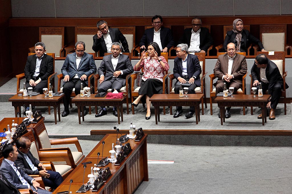 Wakil Ketua DPR Rachmat Gobel, menyebut rapat dihadiri 64 orang dari 575 anggota DPR RI dan dihadiri oleh anggota seluruh fraksi.