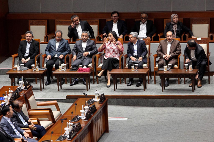 Wakil Ketua DPR Rachmat Gobel, menyebut rapat dihadiri 64 orang dari 575 anggota DPR RI dan dihadiri oleh anggota seluruh fraksi.