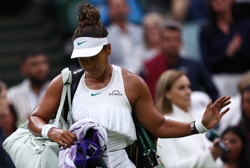 Naomi Osaka tersingkir lebih awal dari Wimbledon di tangan petenis Amerika Emma Navarro, di Centre Court, Wimbledon, London, Rabu, 3 Juli 2024 waktu setempat.
