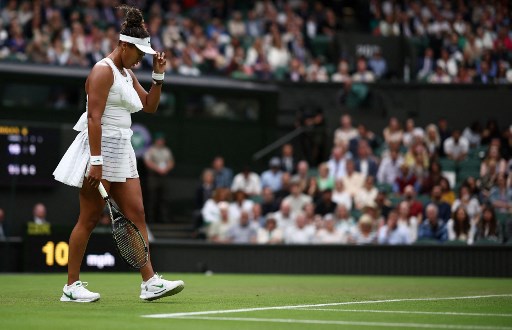 Bintang tenis Jepang yang pertama kali bermain di All England Club sejak 2019 itu kalah 4-6, 1-6 dalam pertandingan babak kedua di Centre Court waktu kurang dari satu jam.