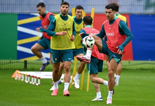 Ronaldo bahkan sempat membuat Portugal nyaris tak lolos ke delapan besar ketika gagal mengeksekusi penalti dalam pertandingan melawan Slovenia yang berakhir tanpa gol, sehingga harus dilanjutkan dengan adu penalti.