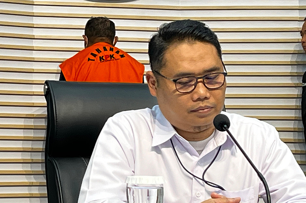 KPK lantas mengumpulkan bukti untuk mendalami keterlibatan Imran dalam dugaan jual beli jabatan ini. Hasilnya, Imran ditahan untuk dibawa ke persidangan.