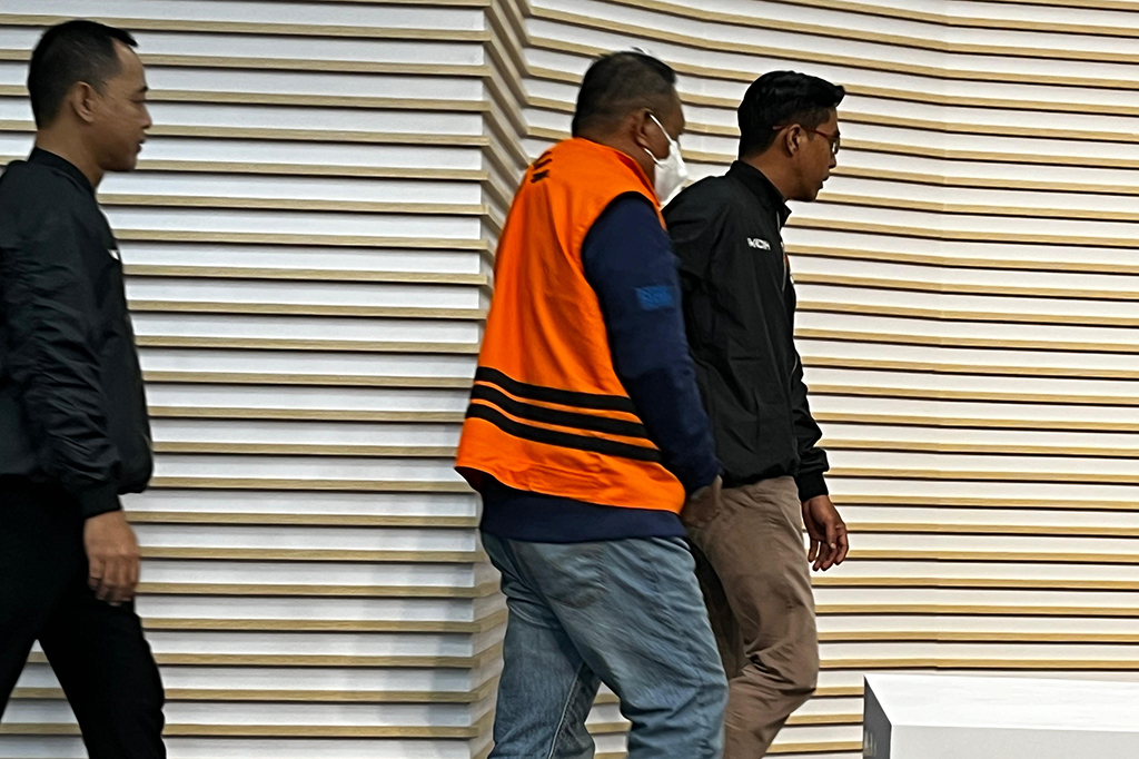 “Dilakukan penahanan untuk jangka waktu 20 hari pertama, terhitung sejak tanggal 4 Juli 2024 sampai dengan 23 Juli 2024,” kata Direkutr Penyidikan KPK Asep Guntur Rahayu di Gedung Merah Putih KPK, Jakarta Selatan, Kamis, 4 Juli 2024.