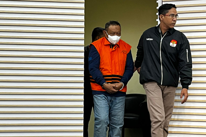 Komisi Pemberantasan Korupsi (KPK) mengumumkan status hukum Kepala Dinas Pendidikan dan Kebudayaan Maluku Utara (Malut) Imran Jakub sebagai tersangka kasus jual beli jabatan wilayahnya. Dia langsung ditahan mulai dari hari ini.