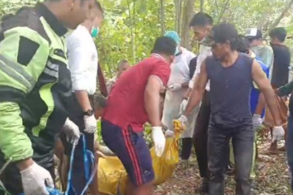 Warga Dusun Keputran, Desa Kemantren, Kecamatan Tulangan, Sidoarjo, dikagetkan dengan penemuan jenazah mengapung di sungai setempat. Jenazah berjenis kelamin laki-laki ini awalnya ditemukan pemancing, mengenakan kaos merah, dan mengeluarkan bau busuk.