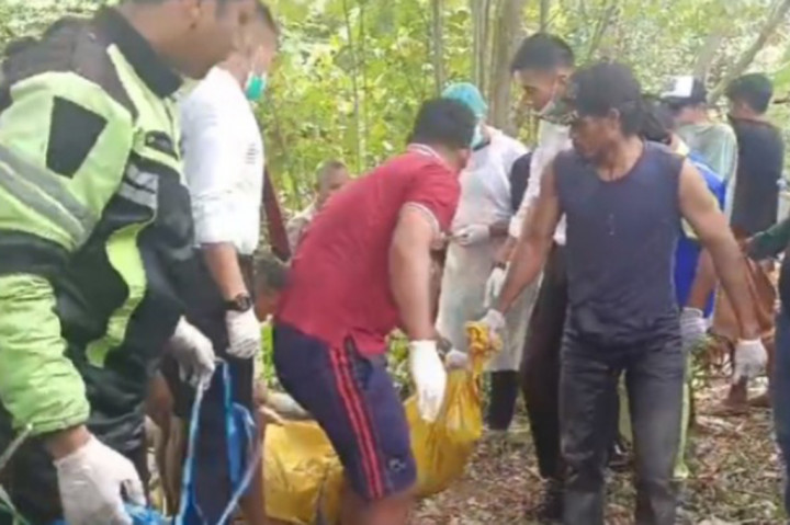 Warga Dusun Keputran, Desa Kemantren, Kecamatan Tulangan, Sidoarjo, dikagetkan dengan penemuan jenazah mengapung di sungai setempat. Jenazah berjenis kelamin laki-laki ini awalnya ditemukan pemancing, mengenakan kaos merah, dan mengeluarkan bau busuk.