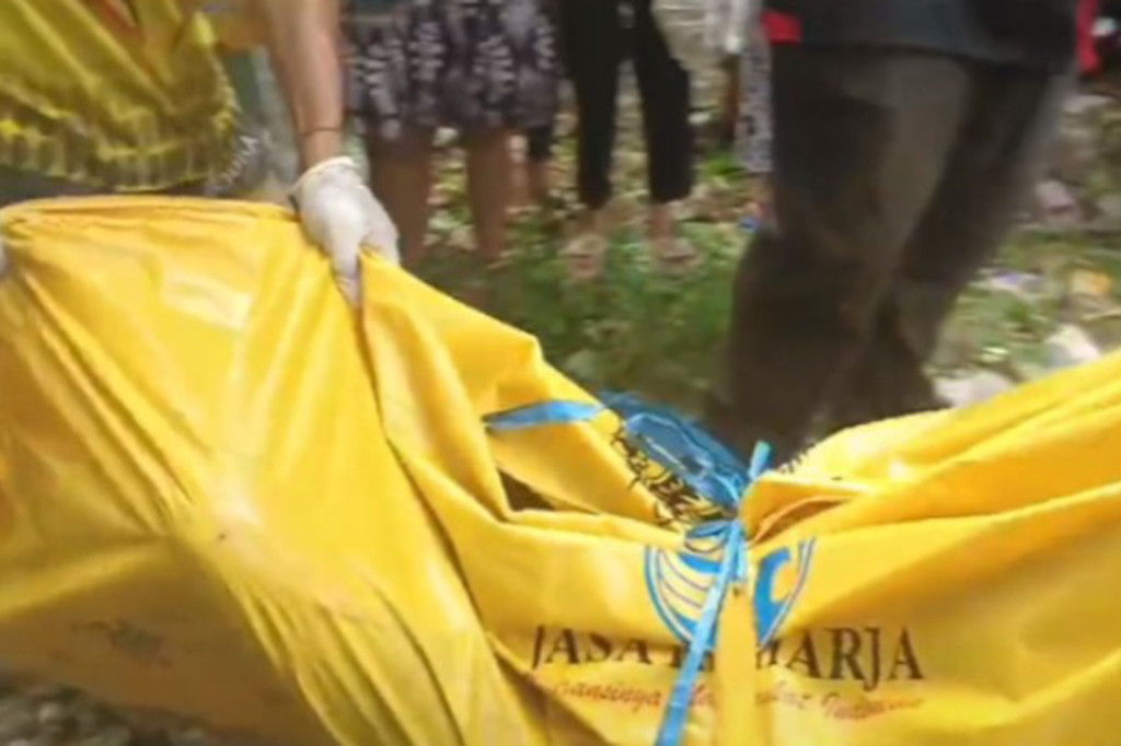 Melihat jenazah mengapung, pemancing kemudian melaporkan ke warga. Warga kemudian melanjutkan melapor ke Polsek Tulangan.