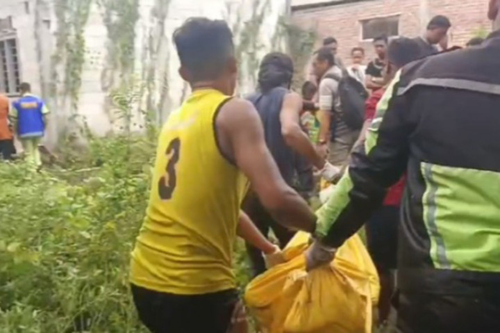 Polisi yang tiba di lokasi dibantu warga, mengevakuasi korban. Medan yang sulit karena terhalang pepohonan, membuat petugas kesulitan melakukan evakuasi.