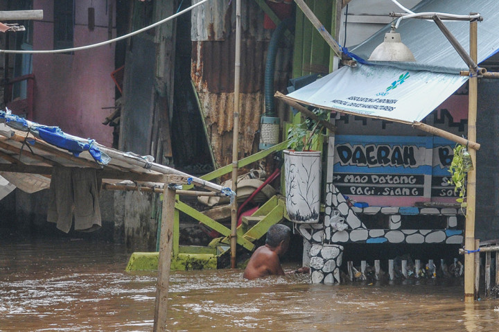 Warga beraktivitas di pemukiman kumuh padat penduduk kawasan Kampung Melayu, Jakarta, Kamis, 4 Juli 2024.
