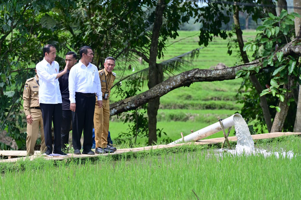 Kunjungan ini merupakan bagian dari upaya pemerintah dalam meningkatkan ketahanan pangan dan kesejahteraan petani dengan memperbaiki sistem irigasi di daerah kering seperti di Provinsi Sulawesi Selatan.