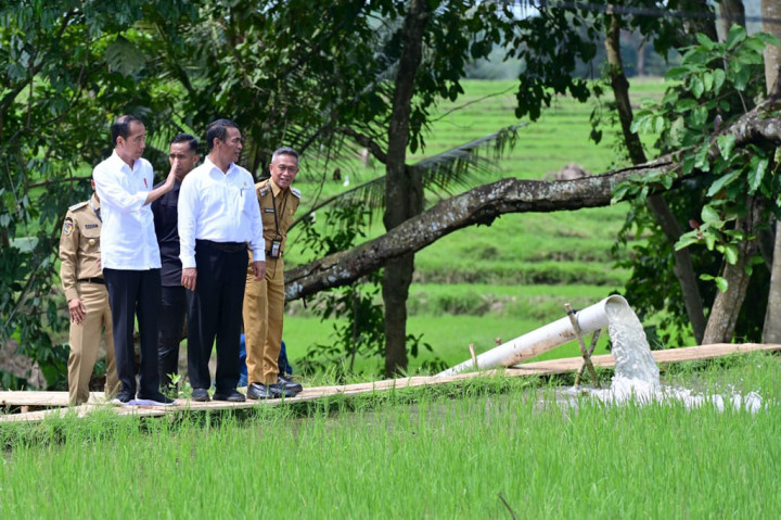 Kunjungan ini merupakan bagian dari upaya pemerintah dalam meningkatkan ketahanan pangan dan kesejahteraan petani dengan memperbaiki sistem irigasi di daerah kering seperti di Provinsi Sulawesi Selatan.