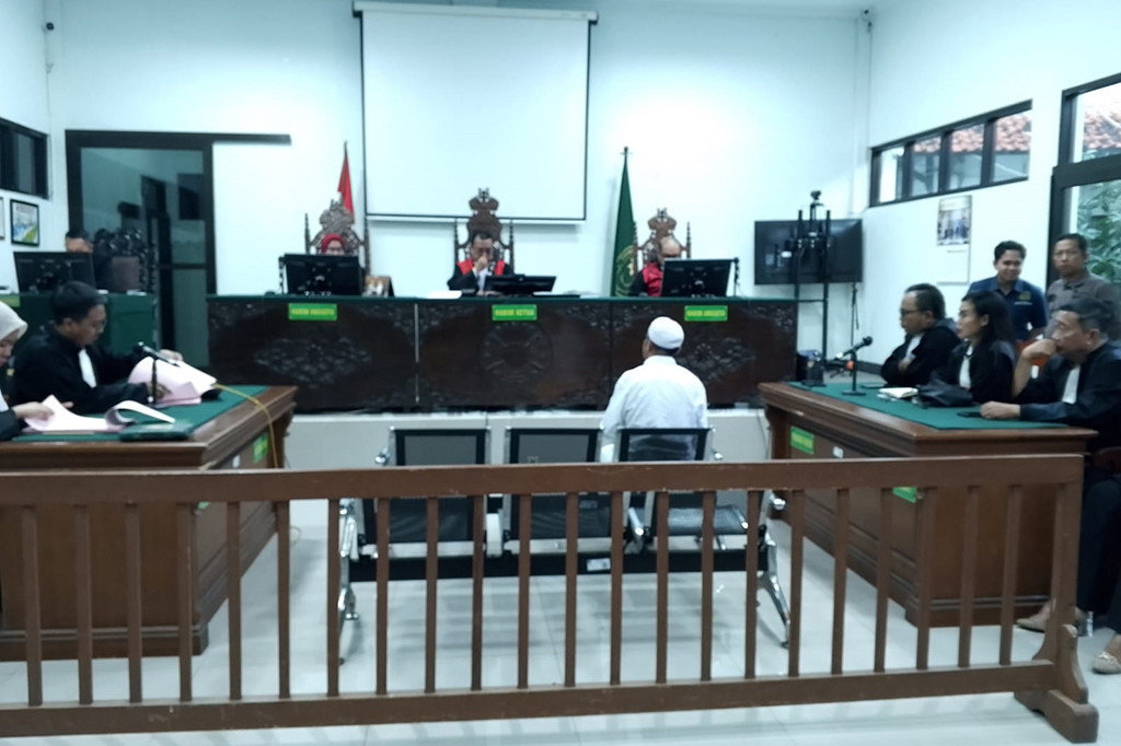 Terdakwa kasus pembunuhan ibu dan anak di Subang, Yosep Hidayat yang merupakan suami dan ayah korban dituntut hukuman seumur hidup dalam sidang lanjutan di Pengadilan Negeri Subang, Kamis, 4 Juli 2024 siang. Pengacara terdakwa menyampaikan keberatan atas tuntutan jaksa dan akan menyampaikan pembelaan.