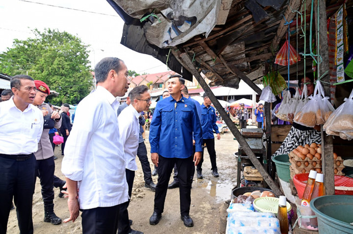 Zubaidah pun mengaku bersyukur kedai sembakonya dikunjungi langsung oleh Presiden Jokowi. “Senang, kita bersyukur sekali orang Bone dikunjungi Pak Jokowi, Presiden datang berkunjung di sini,” ucap Zubaidah.