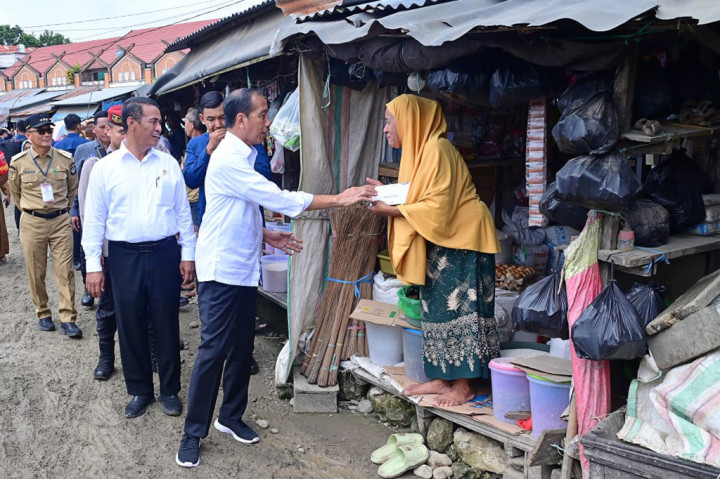 Presiden Jokowi dan Ibu Iriana kemudian berkeliling pasar tersebut dan berdialog langsung dengan para pedagang untuk mengecek harga bahan pokok. Zubaidah, salah seorang pedagang sembako, mengatakan bahwa Presiden Jokowi sempat bertanya harga sejumlah bahan pokok di pasar tersebut.