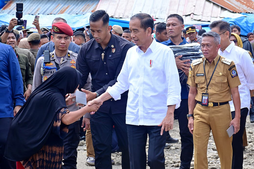 Presiden Joko Widodo didampingi Ibu Iriana Joko Widodo melakukan kunjungan ke Pasar Sentral Palakka, Kabupaten Bone, Provinsi Sulawesi Selatan, pada Kamis, 4 Juli 2024. Tiba sekitar pukul 13.00 WITA, Presiden dan Ibu Iriana disambut antusias oleh pedagang serta warga setempat.