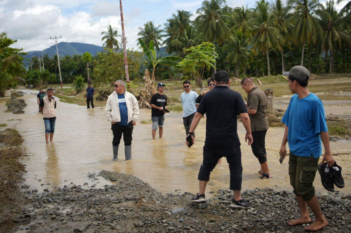Anggota DPR RI Fraksi NasDem, Ahmad M Ali mengunjungi lokasi banjir bandang di Desa Sienjo dan Desa Sibalago, Kecamatan Toribulu, Parigi Moutong, Sulawesi Tengah, Kamis, 4 Juli 2024. Di sana, ia memberikan bantuan uang tunai ke masyarakat yang terdampak. 