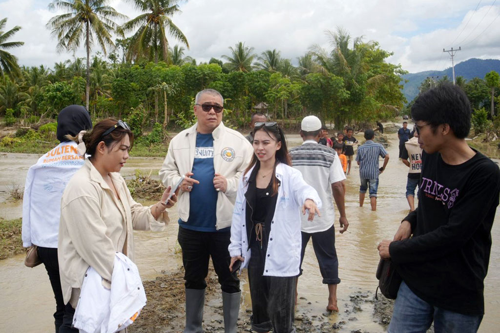 Selain memberikan bantuan uang tunai, mantan Ketua DPW NasDem Sulteng itu, memastikan akses jalan termasuk jembatan yang putus akibat banjir bandang segera dibangun kembali. 