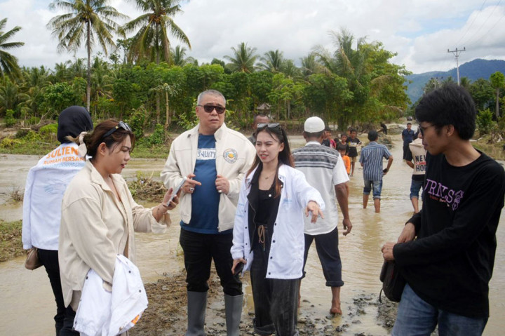 Selain memberikan bantuan uang tunai, mantan Ketua DPW NasDem Sulteng itu, memastikan akses jalan termasuk jembatan yang putus akibat banjir bandang segera dibangun kembali. 