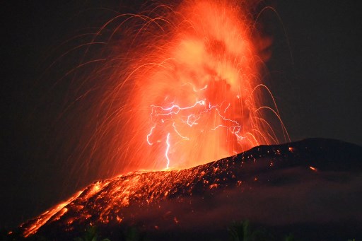 Gunung Ibu di Pulau Halmahera, Maluku Utara kembali erupsi dan memuntahkan abu vulkanik hingga lava pijar yang disertai suara dentuman kilat, Kamis, 4 Juli 2024 malam.