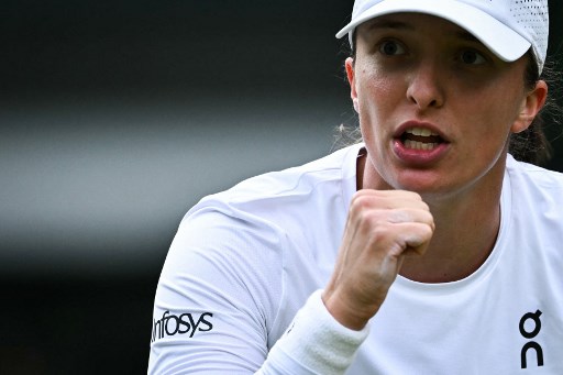 Petenis nomor satu dunia Iga Swiatek menang 6-4, 6-3 atas petenis Kroasia Petra Martic untuk memperpanjang kemenangan menjadi 21 pertandingan, yang membawanya ke babak ketiga Wimbledon.