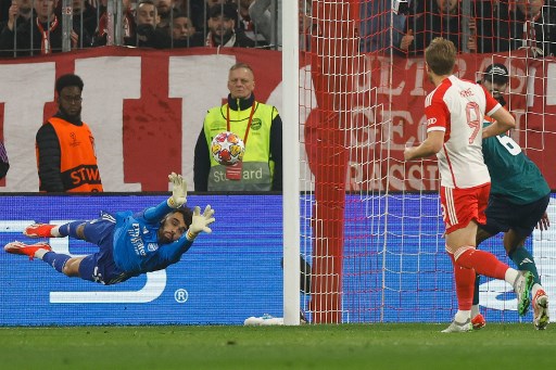 Arsenal menebusnya dengan 27 juta poundsterling (sekitar Rp562 miliar) dan mengikatnya dengan kontrak jangka panjang. Namun, klub London Utara itu tidak menyebut secara rinci berapa lama durasi kontrak kiper berusia 28 tahun itu.