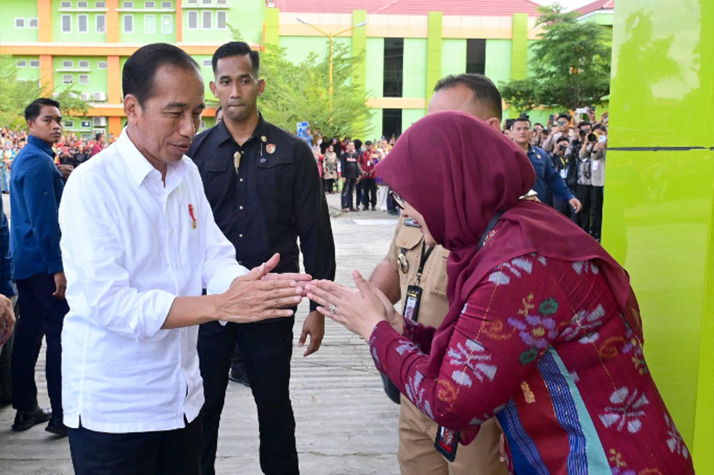 Presiden Joko Widodo mengunjungi Rumah Sakit Umum Daerah (RSUD) Sinjai di Sulawesi Selatan. Jokowi mengapresiasi jumlah dokter spesialis di RSUD tersebut yang cukup baik.