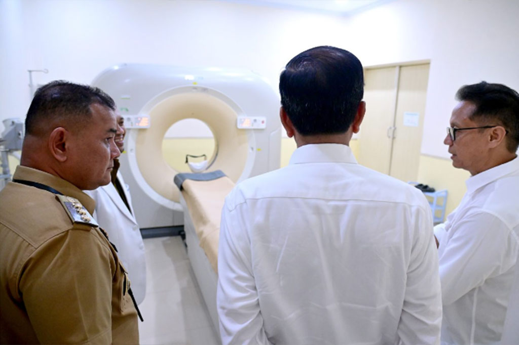 Pada kesempatan itu Presiden juga mengecek kiriman alat-alat kesehatan dari kementerian. Sejauh ini alat CT scan dan x-ray sudah ada di RSUD tersebut.