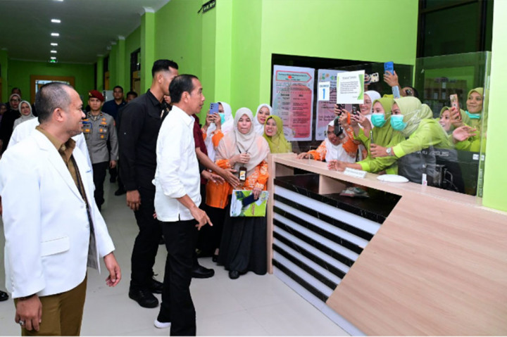 Jokowi mengatakan, umumnya RSUD yang dikunjunginya di daerah lain tidak memiliki dokter spesialis yang cukup. Namun RSUD Sinjai memiliki dokter spesialis dengan jumlah yang cukup baik.