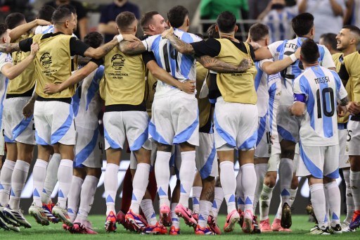 Tim nasional Argentina melaju ke babak semifinal Copa America 2024 setelah mengalahkan Ekuador lewat drama adu penalti dengan skor 4-2 (1-1) dalam pertandingan perempat final yang berlangsung di NRG Stadion, Houston, Jumat, 5 Juli 2024 pagi WIB.