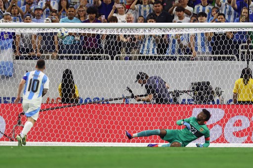 Lionel Messi yang menjadi algojo penalti pertama Argentina melepaskan tendangan panenka, namun sayang bola membentur mistar gawang. Skor 0-0.