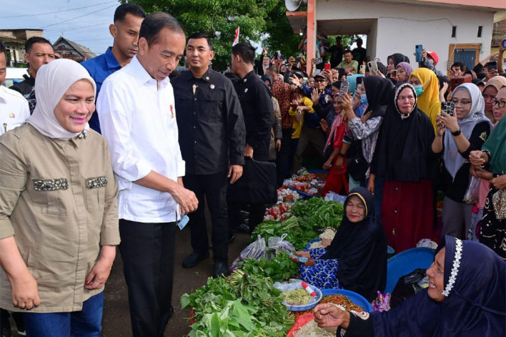 Salah satu momen paling menggembirakan adalah ketika mereka berhenti di lapak Hasminah, seorang pedagang yang telah lama berjualan di pasar ini. Hasminah dengan wajah berseri-seri menceritakan kesan serta pengalamannya saat berhadapan langsung dengan Presiden.