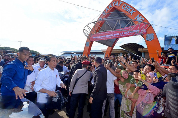 Mengawali kegiatan kunjungan kerja hari kedua di Provinsi Sulawesi Selatan, Jumat, 5 Juli 2024, Presiden Joko Widodo didampingi Ibu Iriana Joko Widodo melakukan kunjungan ke Pasar Cekkeng, Kabupaten Bulukumba. Warga dan pedagang menyambut dengan antusias.