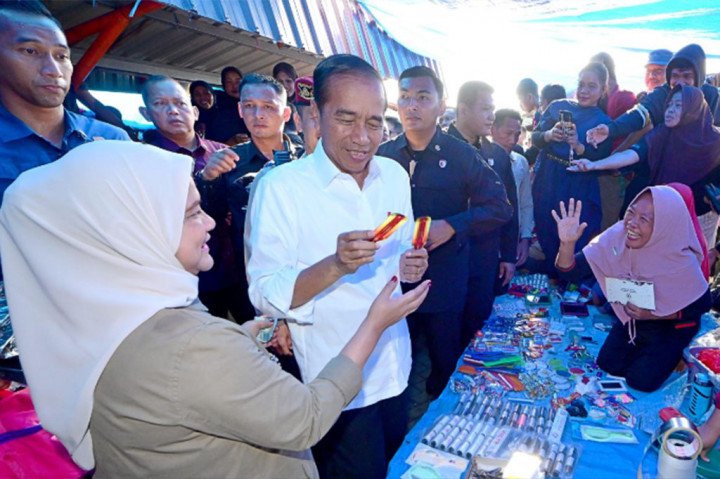 Dalam kunjungan tersebut, Jokowi dan Ibu Iriana terlihat menelusuri setiap lorong pasar, berhenti di beberapa lapak pedagang untuk berinteraksi langsung dan membeli beberapa barang dagangan. Keduanya juga tak ragu untuk memilih sendiri cabai, jeruk, dan sayuran yang tersedia.