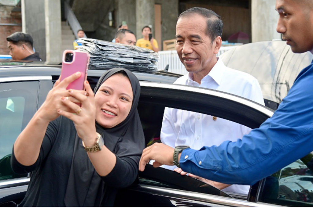Pasar Cekkeng yang ramai dan penuh warna hari ini akan menjadi kenangan manis bagi warga Bulukumba yang turut merasakan kehangatan dari kedatangan Presiden dan Ibu Negara.